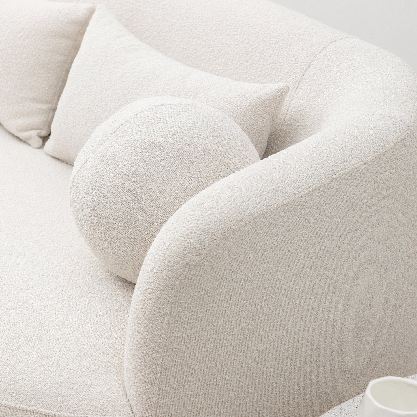 Divano a due posti imbottito in tessuto Boucle KINWELL con cuscini