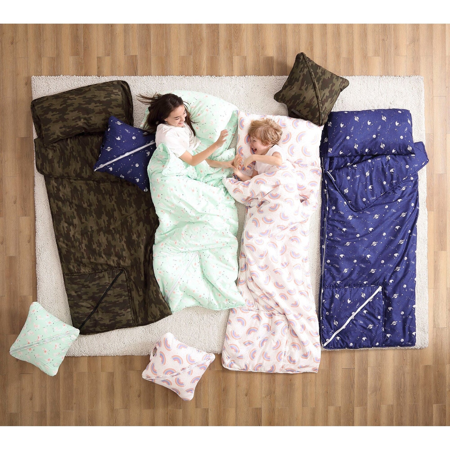 Tappetino per pisolino pieghevole con stampa mimetica verde Brielle Home e cuscino attaccato