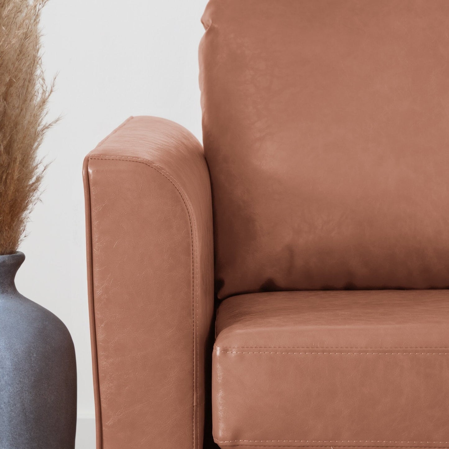 Divano imbottito con braccioli curvi Brookside Clara 73