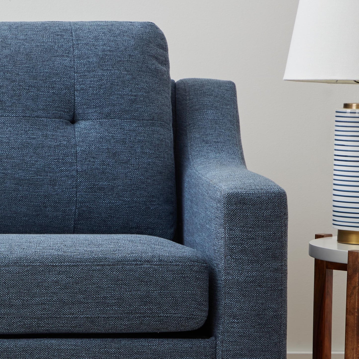 Divano imbottito con braccioli a cucchiaio Brookside Ellen 75