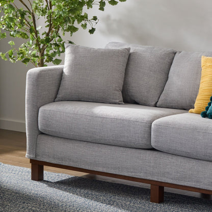 Divano imbottito con base in legno Brookside Kay