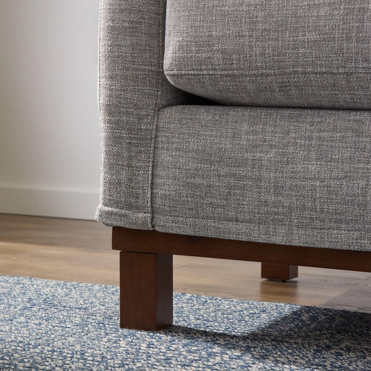 Divano imbottito con base in legno Brookside Kay