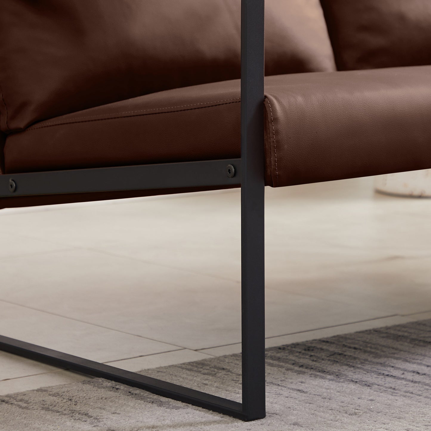 Divano a due posti in pelle PVC marrone 47.24 con schienale imbottito extra spesso e robusta struttura in metallo per soggiorno