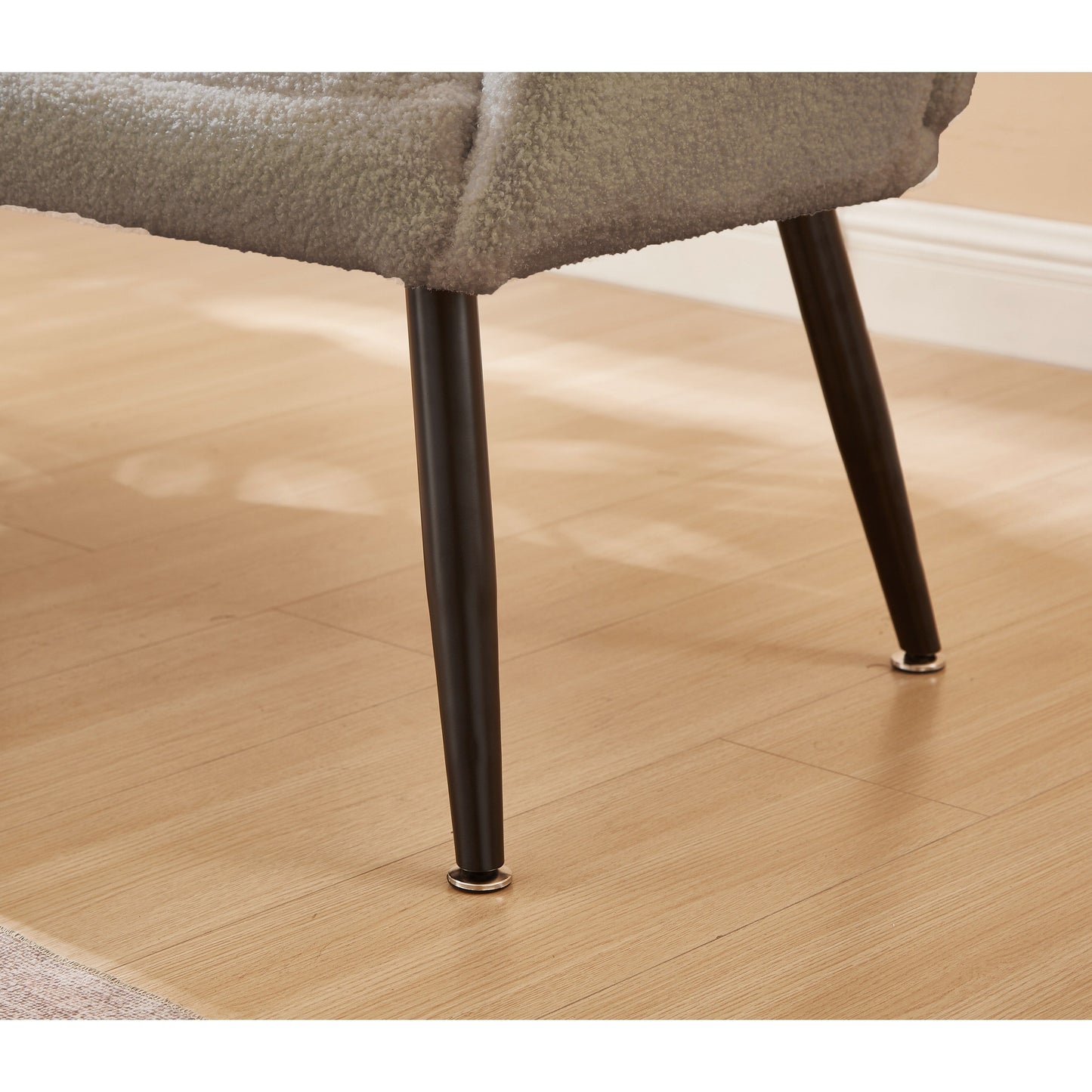 Divano a due posti Teddy Brown 52 con schienali trapuntati e struttura in legno massello per soggiorno.