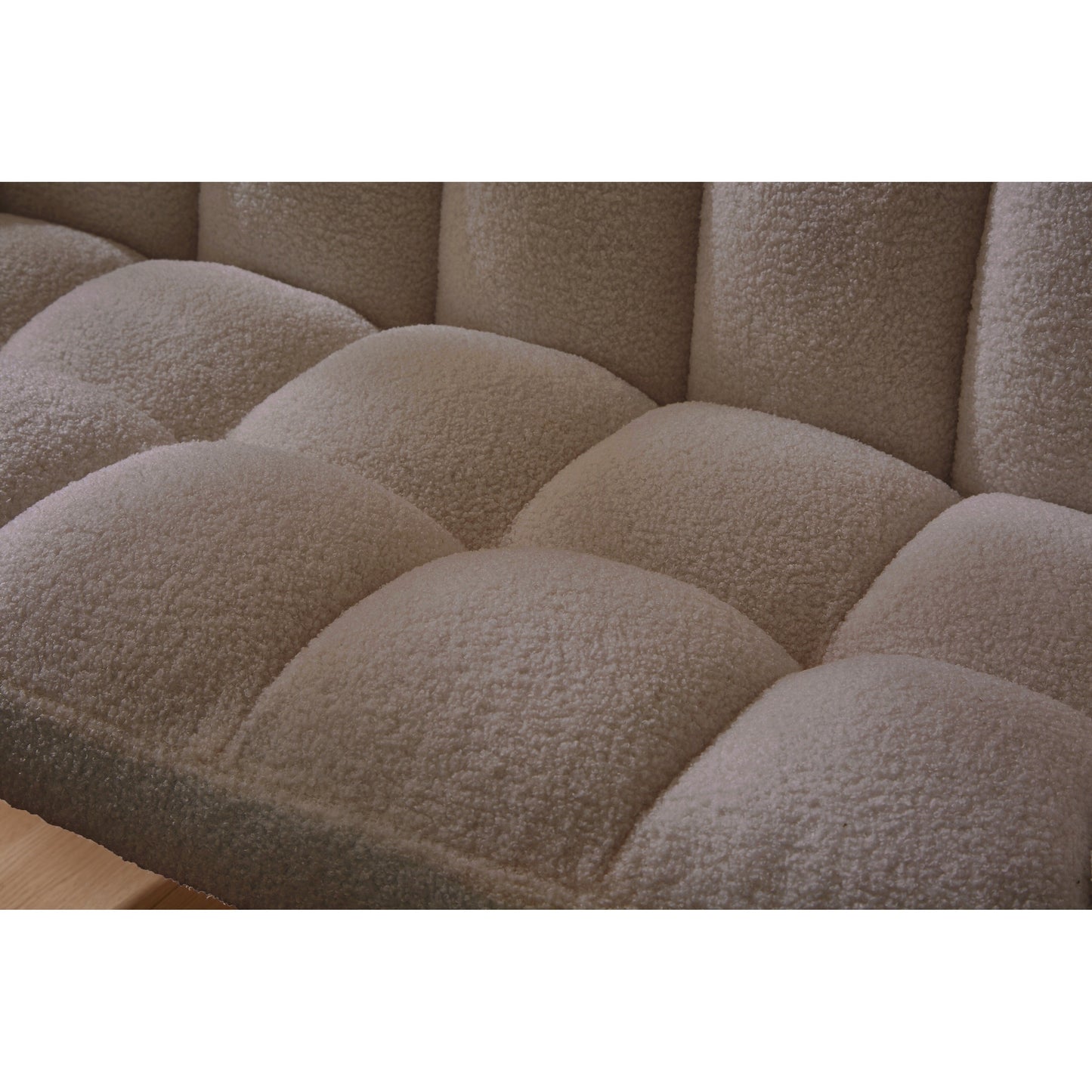 Divano a due posti Teddy Brown 52 con schienali trapuntati e struttura in legno massello per soggiorno.