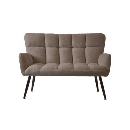 Divano a due posti Teddy Brown 52 con schienali trapuntati e struttura in legno massello per soggiorno.