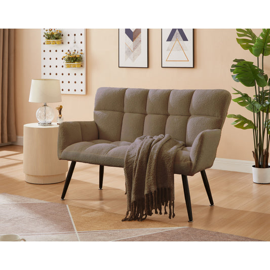 Divano a due posti Teddy Brown 52 con schienali trapuntati e struttura in legno massello per soggiorno.