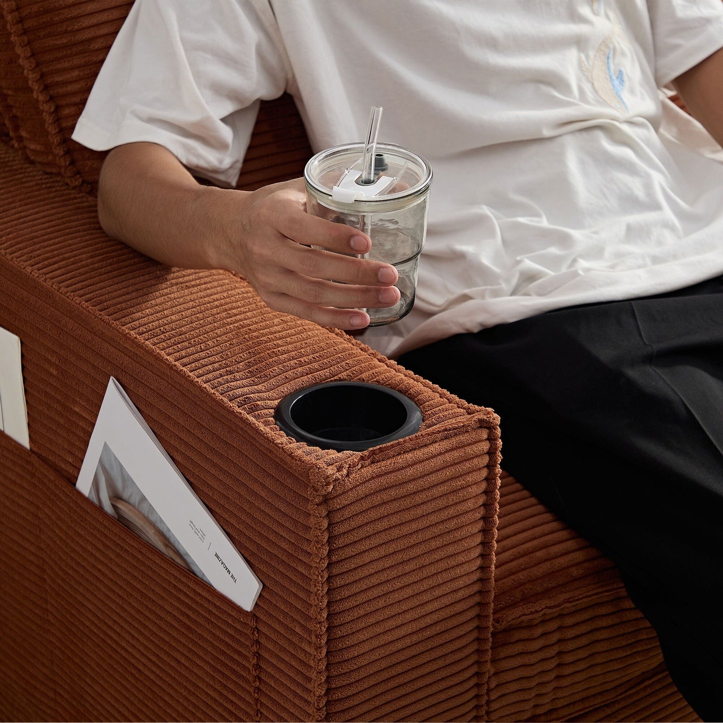 Divano a 3 posti in velluto a coste marrone con portabicchieri e contenitore