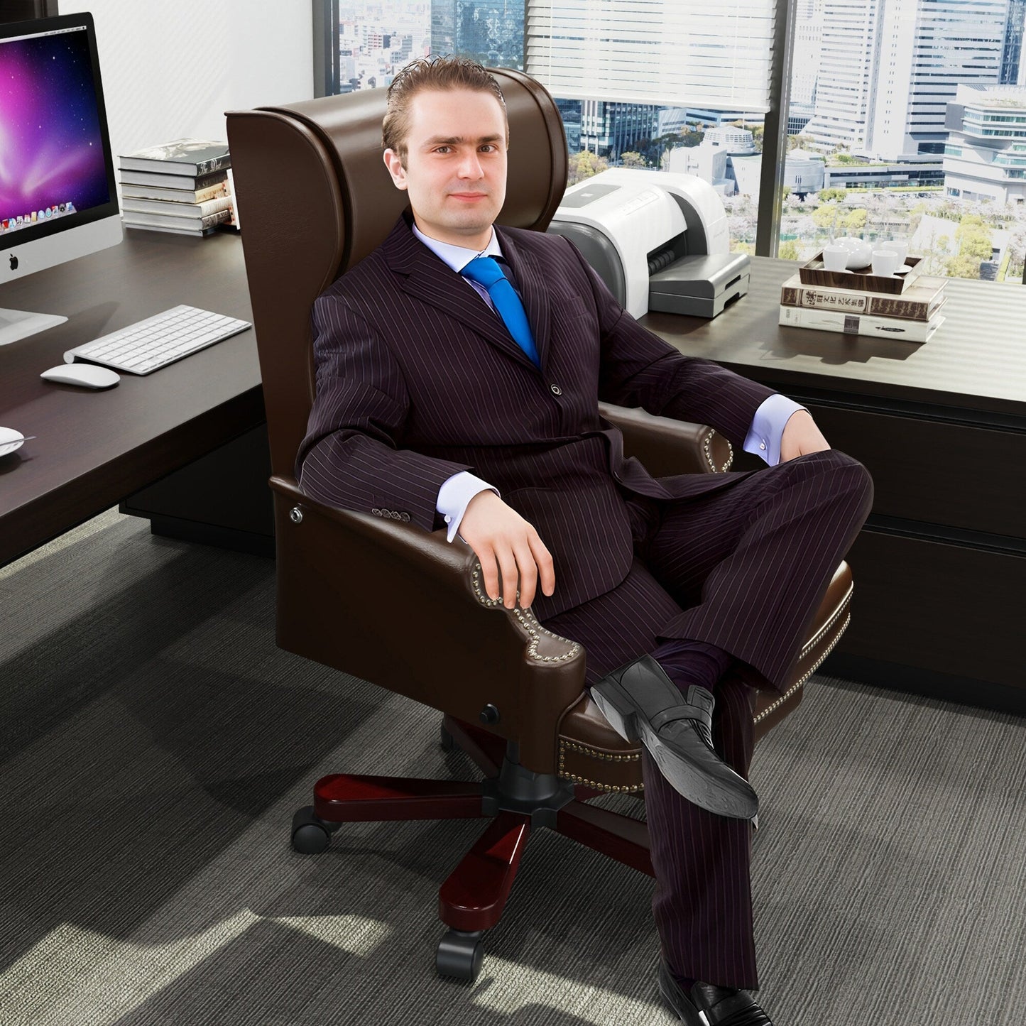 Poltrona girevole ergonomica da ufficio in similpelle marrone con poggiapiedi, schienale con bottoni trapuntati e decorazione con borchie