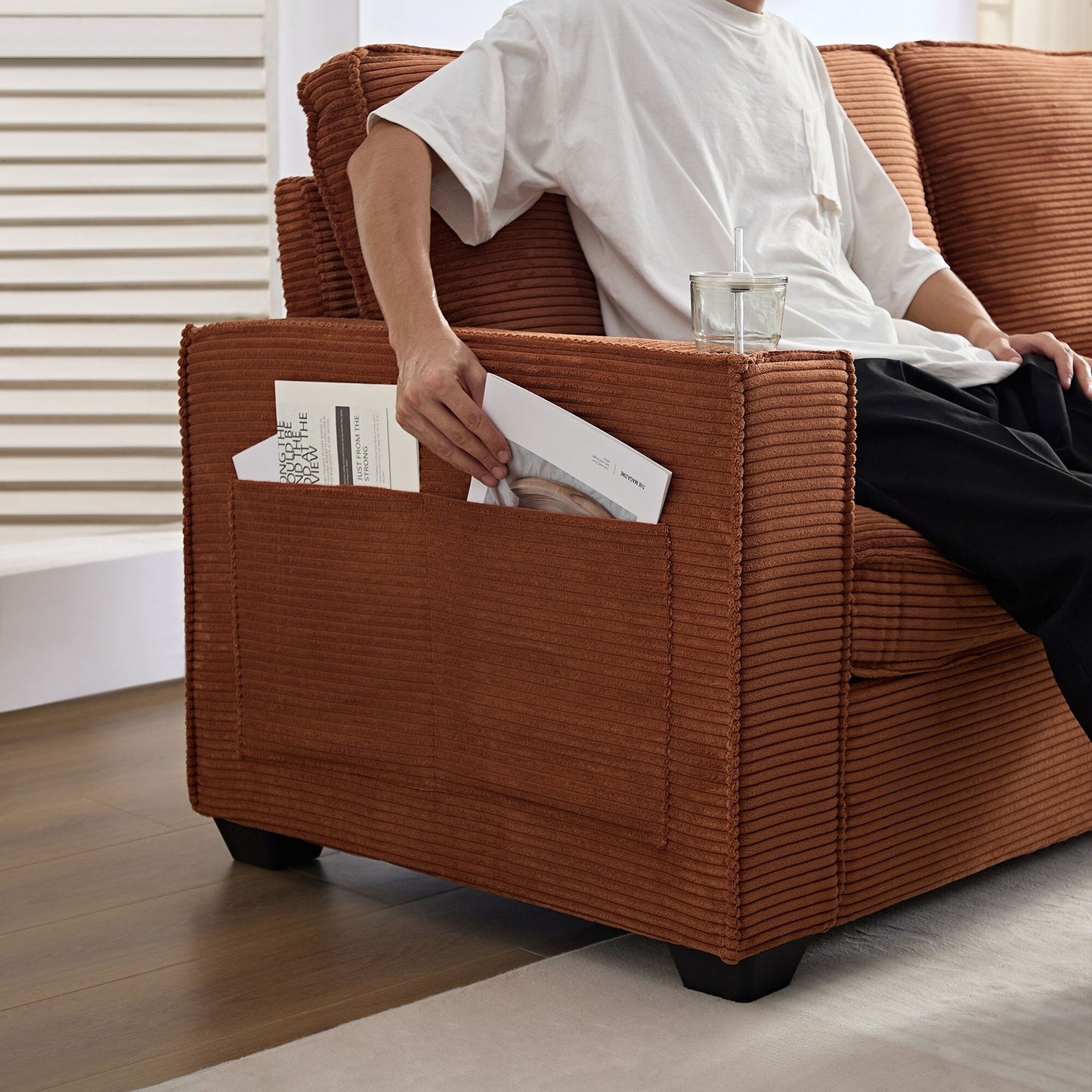 Divano a 3 posti in velluto a coste marrone moderno 87,4 con seduta profonda, portabicchieri e borse portaoggetti per soggiorno