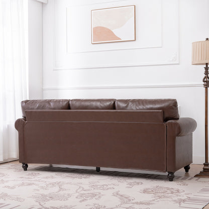 Divano imbottito a 3 posti in PU marrone 83,86 con borchie e piedini in betulla per soggiorno