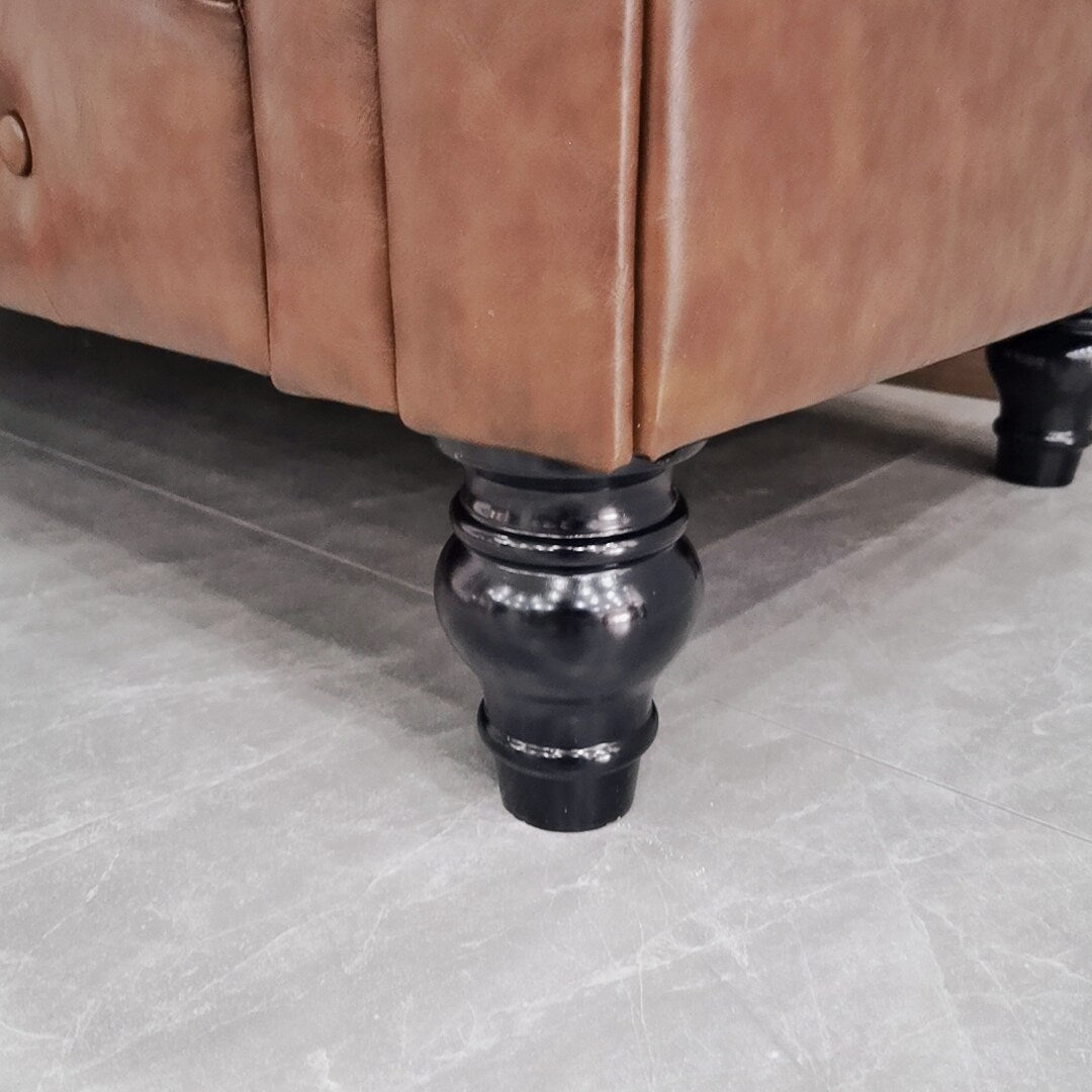 Divano Chesterfield a 3 posti con bottoni, divano in pelle per soggiorno, divano con braccioli arrotolati e 4 gambe a forma di zucca, marrone