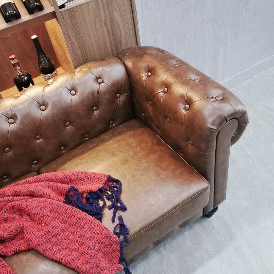 Divano Chesterfield a 3 posti con bottoni, divano in pelle per soggiorno, divano con braccioli arrotolati e 4 gambe a forma di zucca, marrone