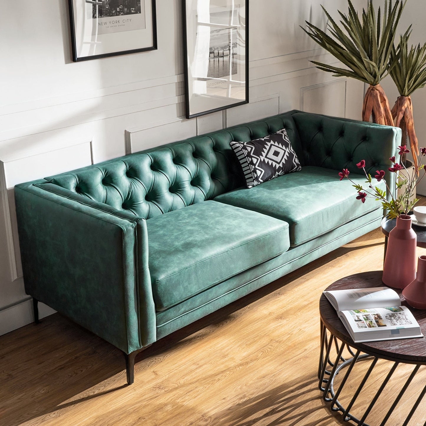 Divano classico con braccioli quadrati Calymne 84 e schienale con bottoni trapuntati di HULALA HOME