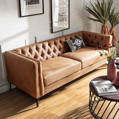 Divano classico con braccioli quadrati Calymne 84 e schienale con bottoni trapuntati di HULALA HOME