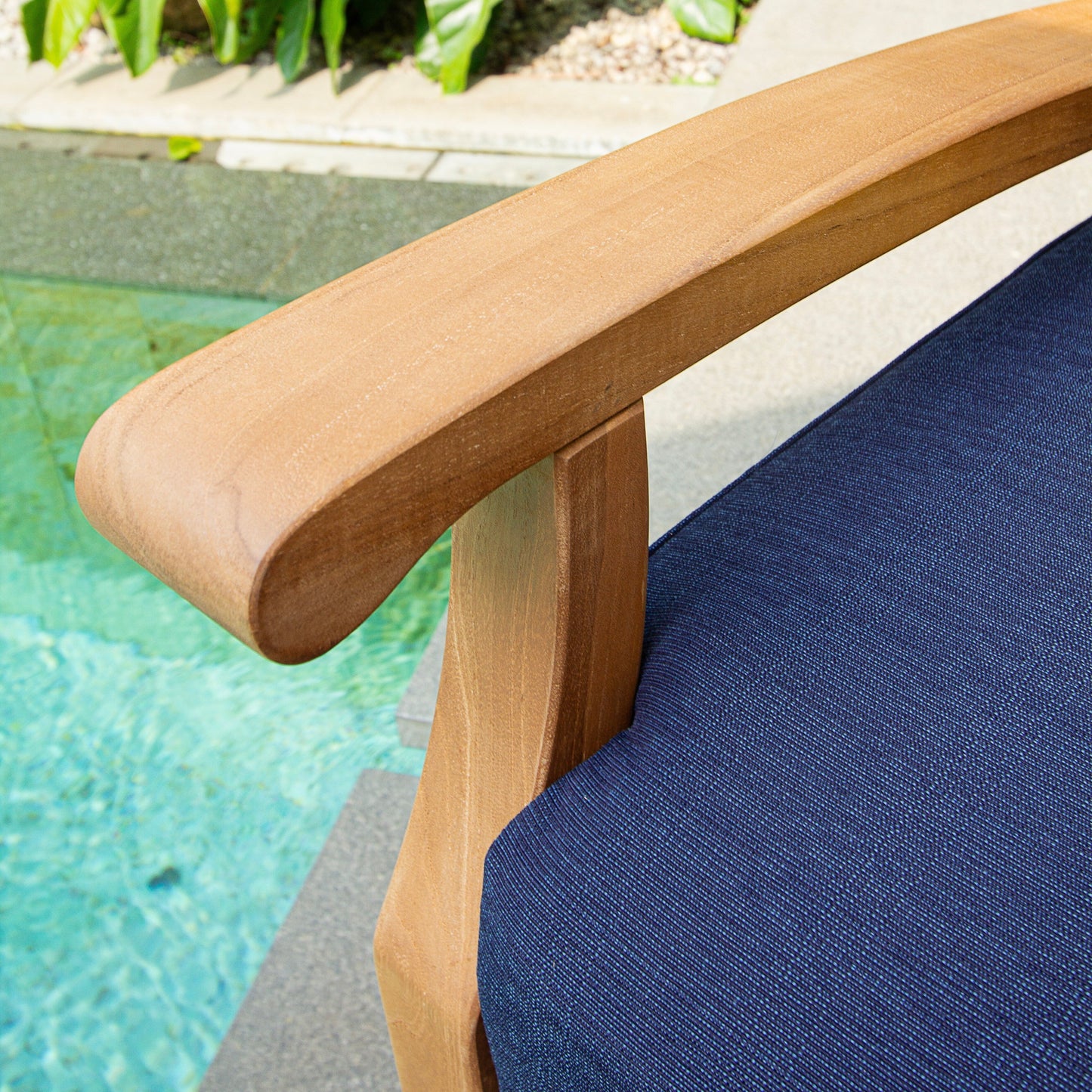 Set da conversazione per patio in legno di teak Cambridge Casual Leon da 5 pezzi