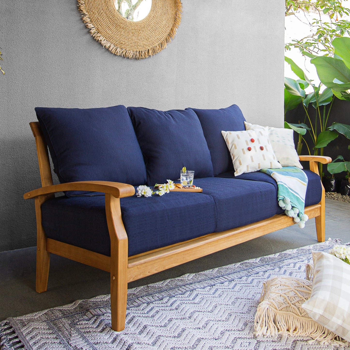 Set da conversazione per patio in legno di teak Cambridge Casual Leon da 5 pezzi