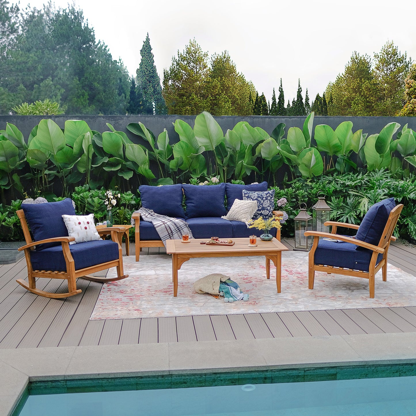 Set da conversazione per patio in legno di teak Cambridge Casual Leon da 5 pezzi