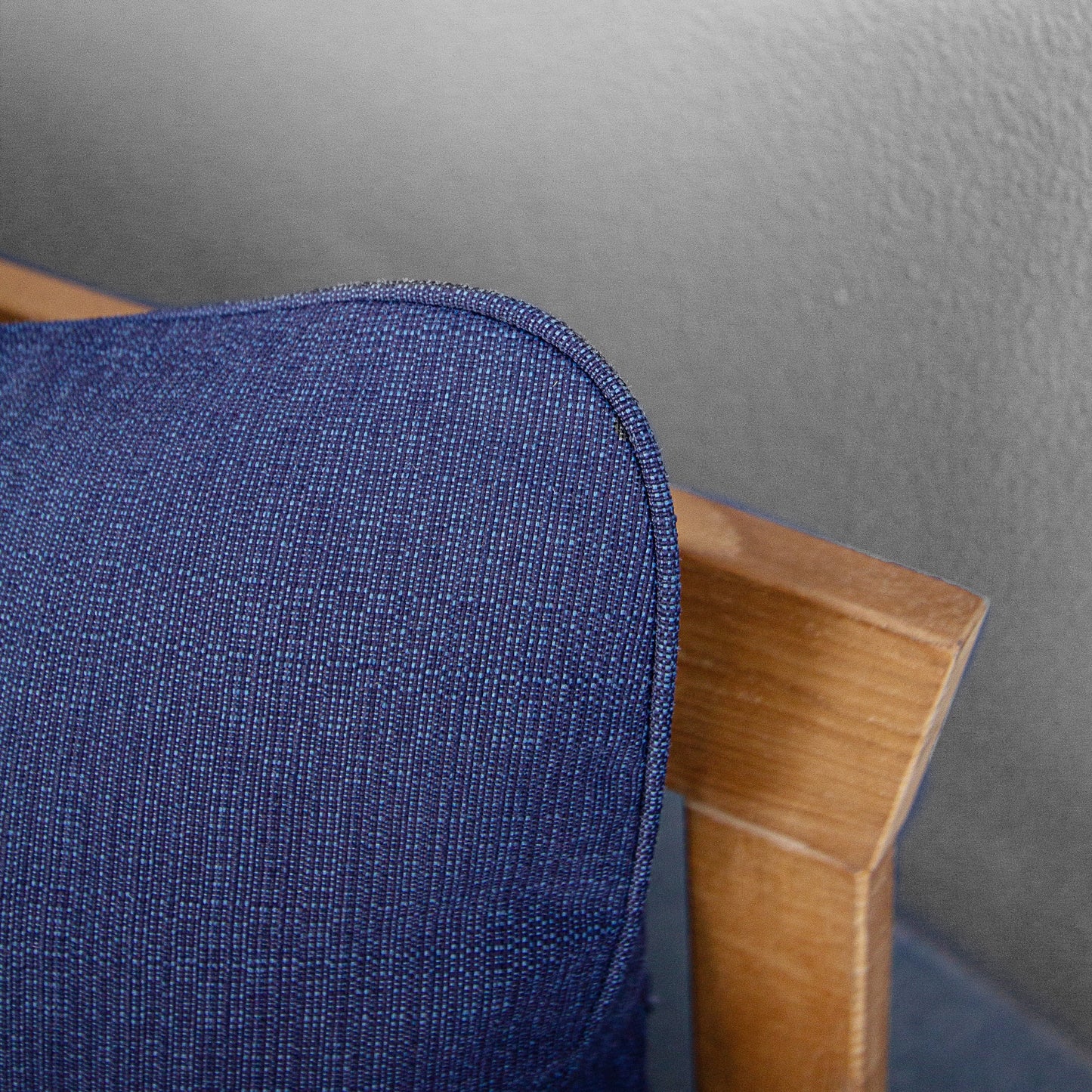 Set da conversazione per patio in legno di teak Cambridge Casual Leon da 5 pezzi