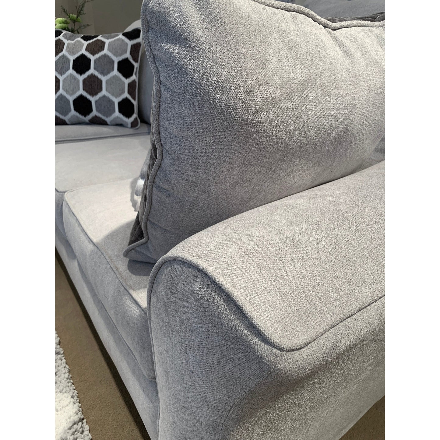 Divano con schienale in tessuto Camero di Roundhill Furniture