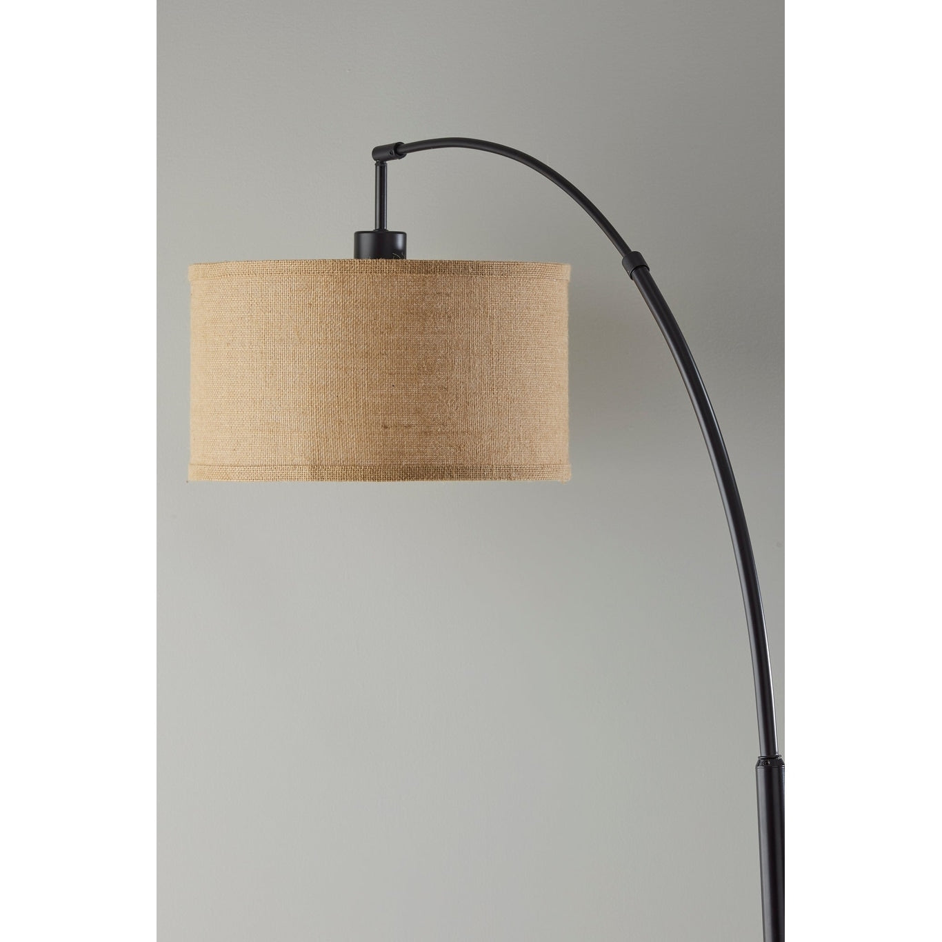 Lampada da terra ad arco in bronzo antico Ylserod di Carson Carrington