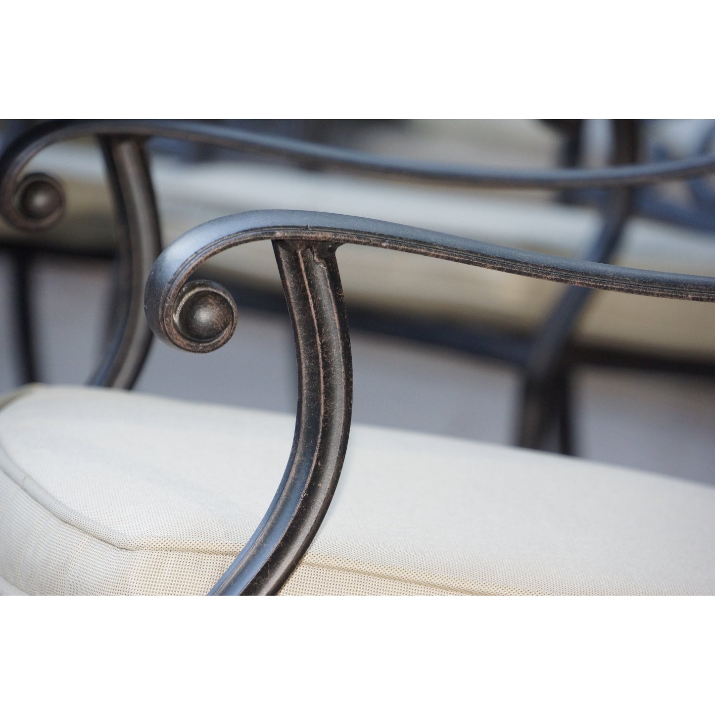 Set da pranzo per esterni Casablanca in alluminio pressofuso nero da 9 pezzi con cuscini