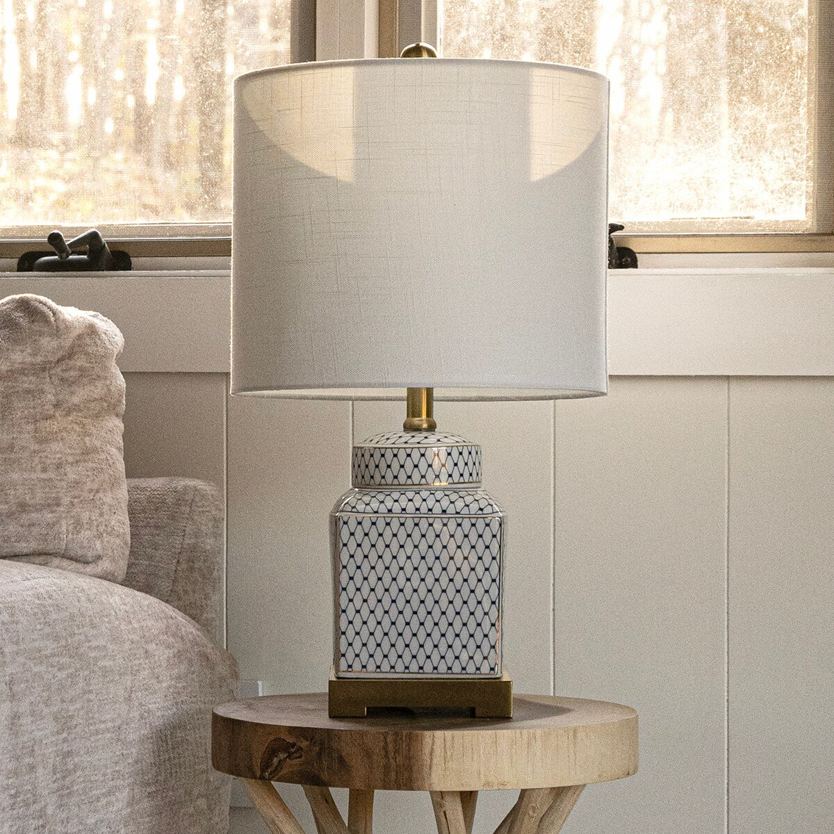 Lampada da tavolo a LED Catherine 21.5 in ceramica/metallo, bianco/blu navy di JONATHAN Y