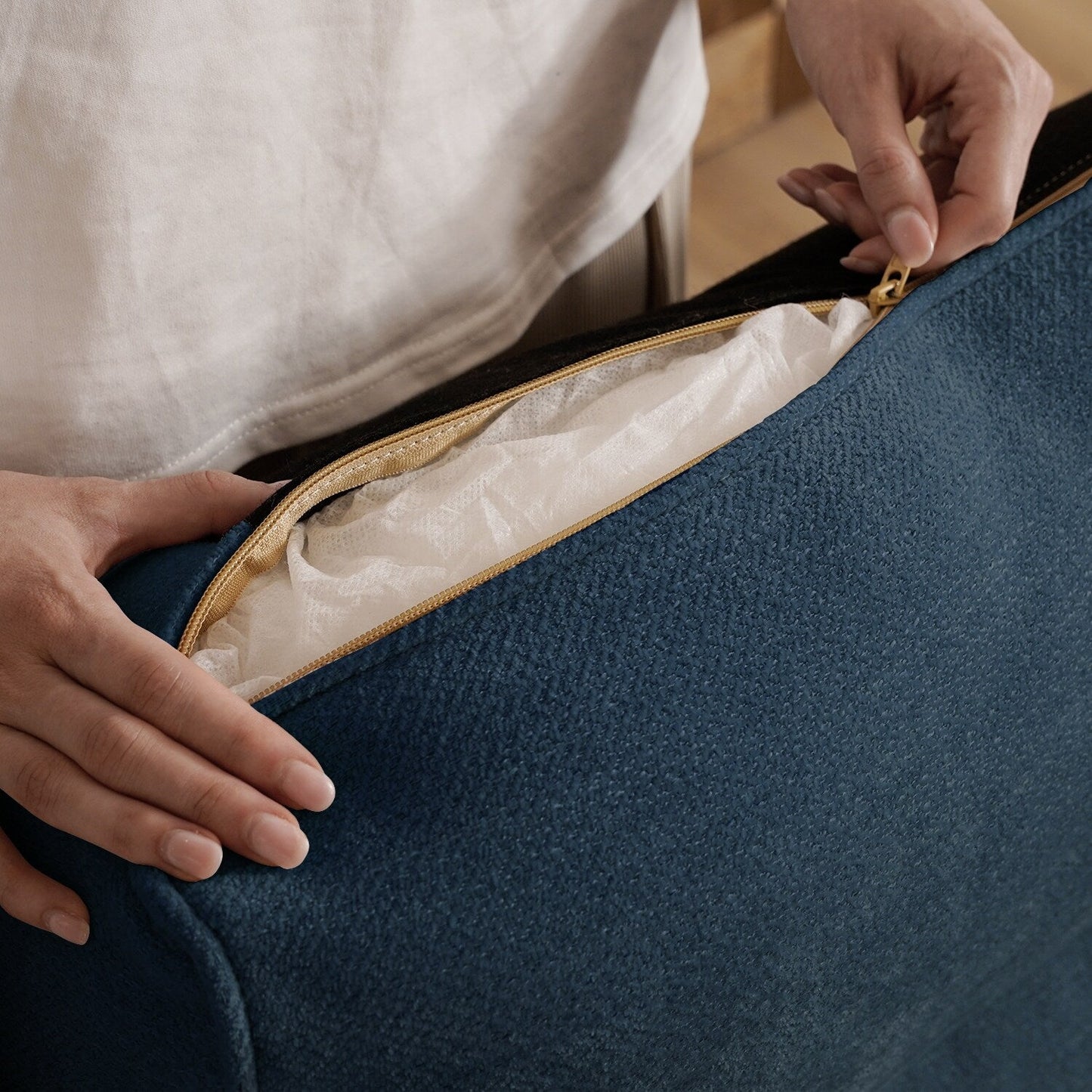 Divano in ciniglia con braccioli regolabili e cuscini extra spessi