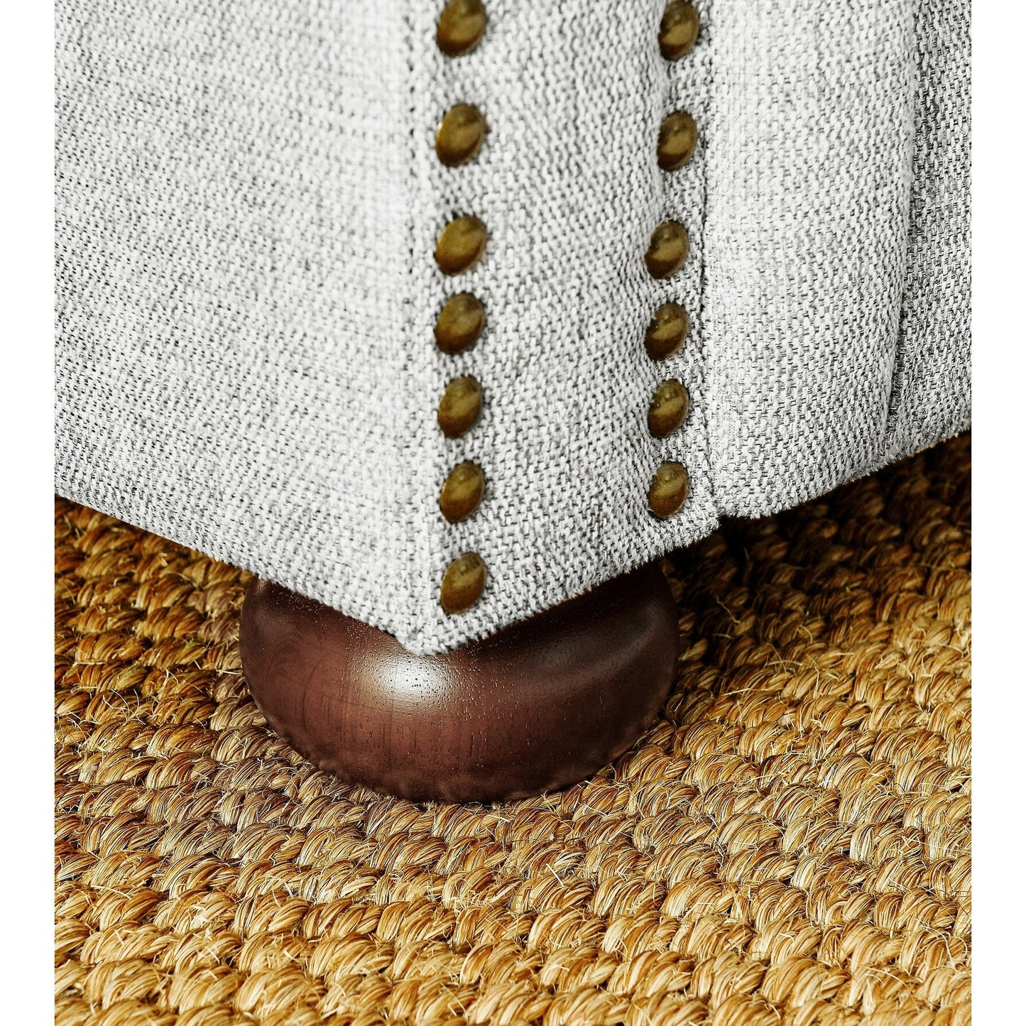 Divano Chesterfield imbottito in PU, 3 posti, con braccioli a volute e decorazione a borchie