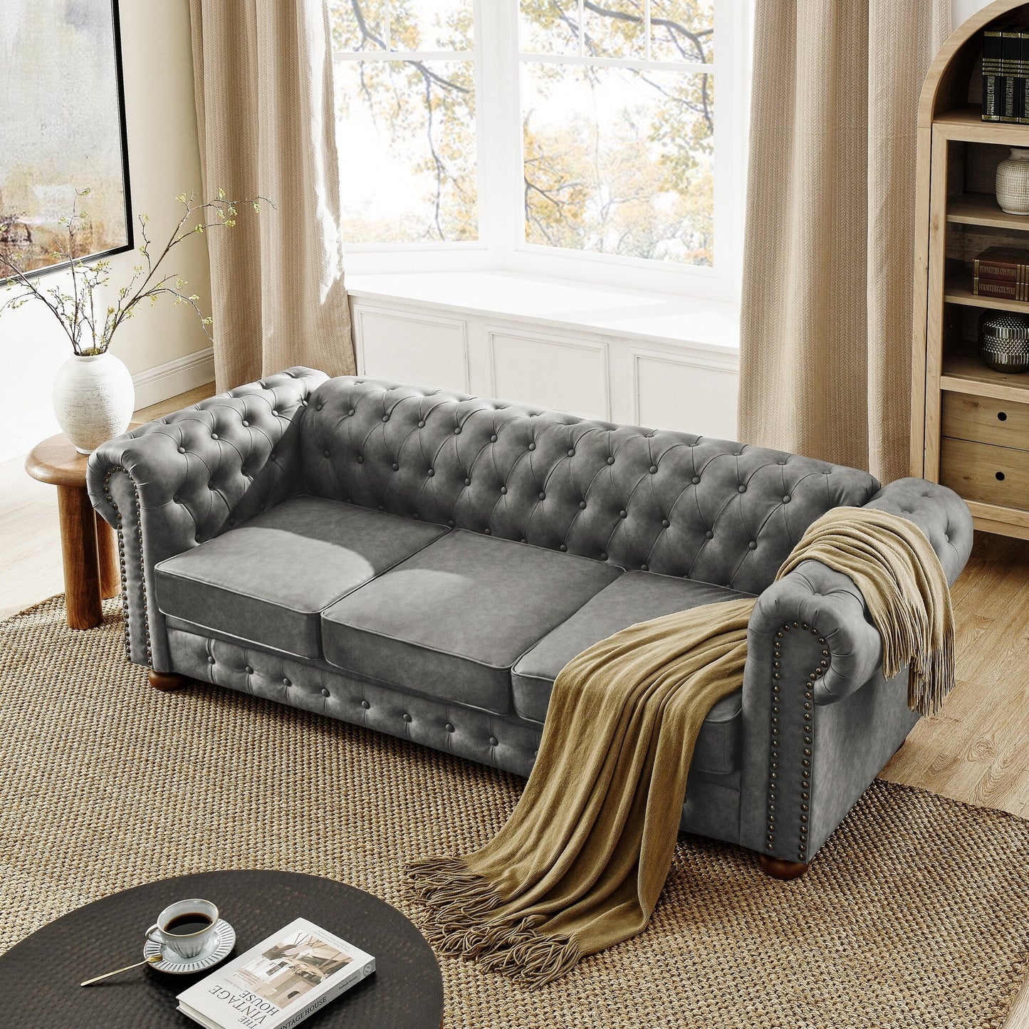 Divano Chesterfield imbottito in PU, 3 posti, con braccioli a volute e decorazione a borchie