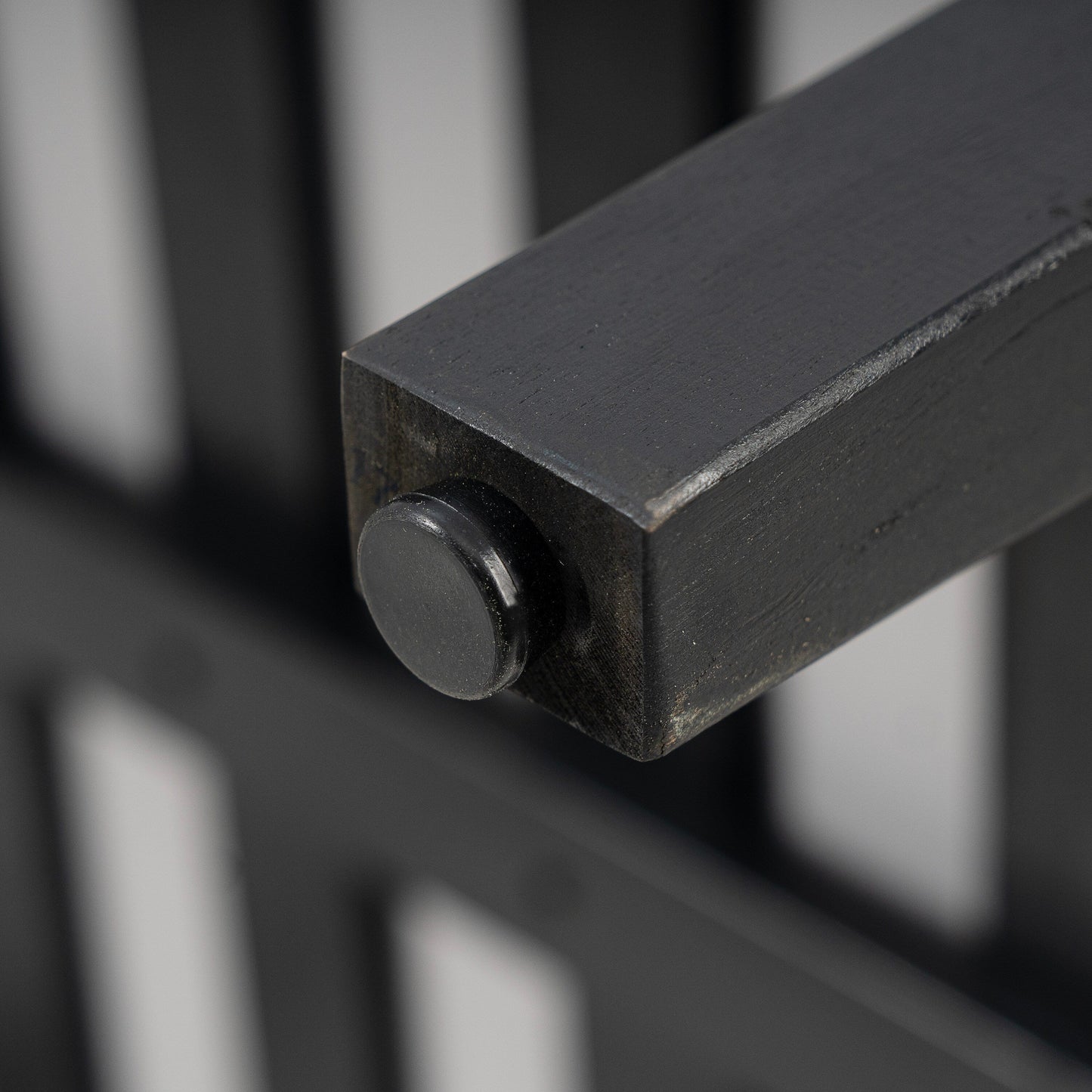 Christopher Knight Home Burchett, set di divani e tavolini da esterno in legno di acacia con cuscini Sunbrella opzionali