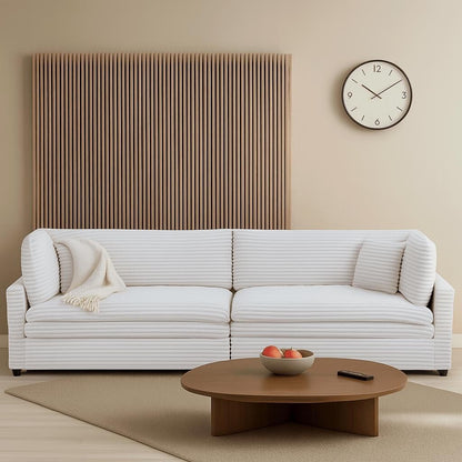 Divano classico ed elegante a tre posti rivestito in velluto a coste con due cuscini decorativi