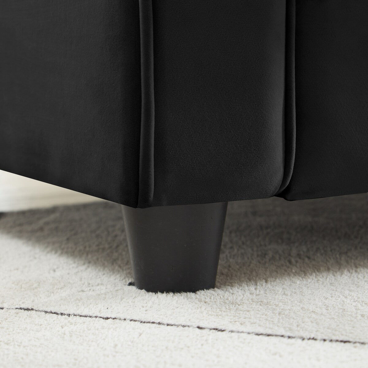 Divano classico in velluto con struttura in legno massello, divano imbottito, braccioli arrotondati