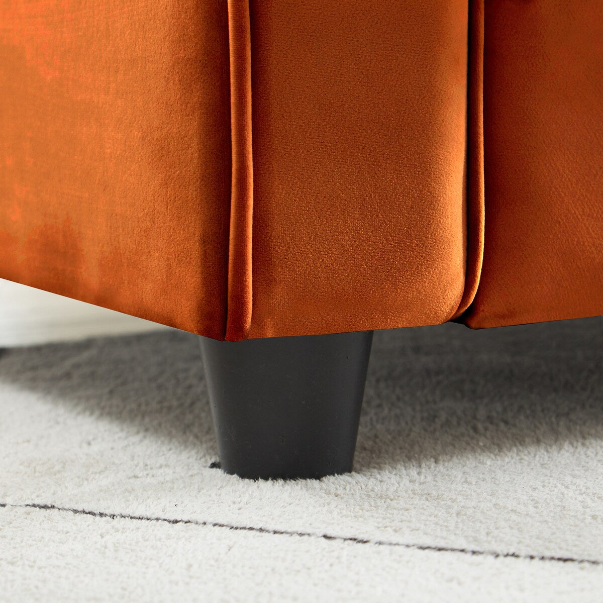 Divano classico in velluto con struttura in legno massello, divano imbottito, braccioli arrotondati