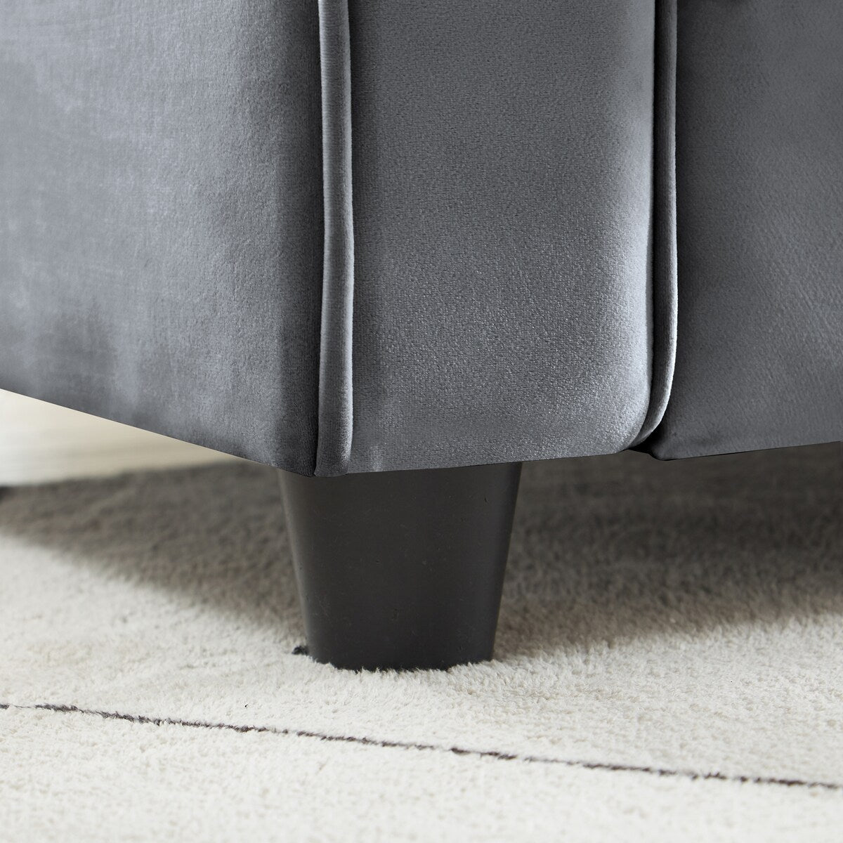 Divano classico in velluto con struttura in legno massello, divano imbottito, braccioli arrotondati