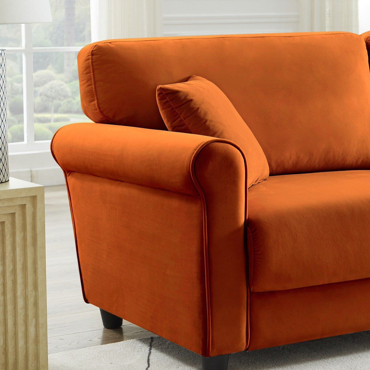 Divano classico in velluto con struttura in legno massello, divano imbottito, braccioli arrotondati