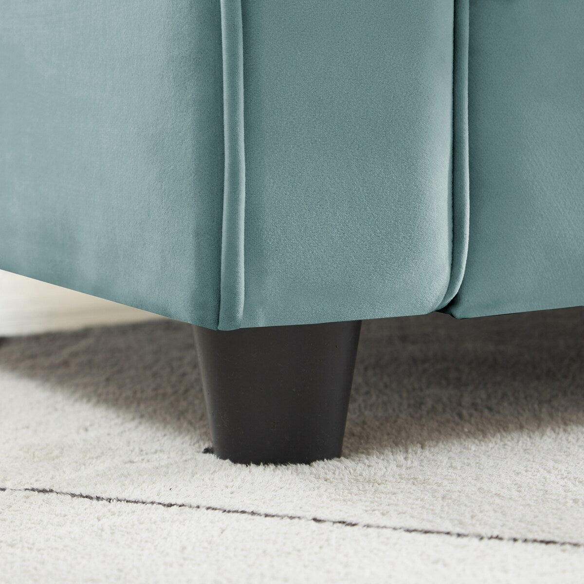 Divano classico in velluto con struttura in legno massello, divano imbottito, braccioli arrotondati