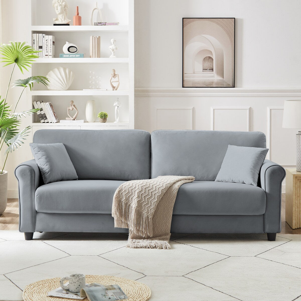 Divano classico in velluto con struttura in legno massello, divano imbottito, braccioli arrotondati