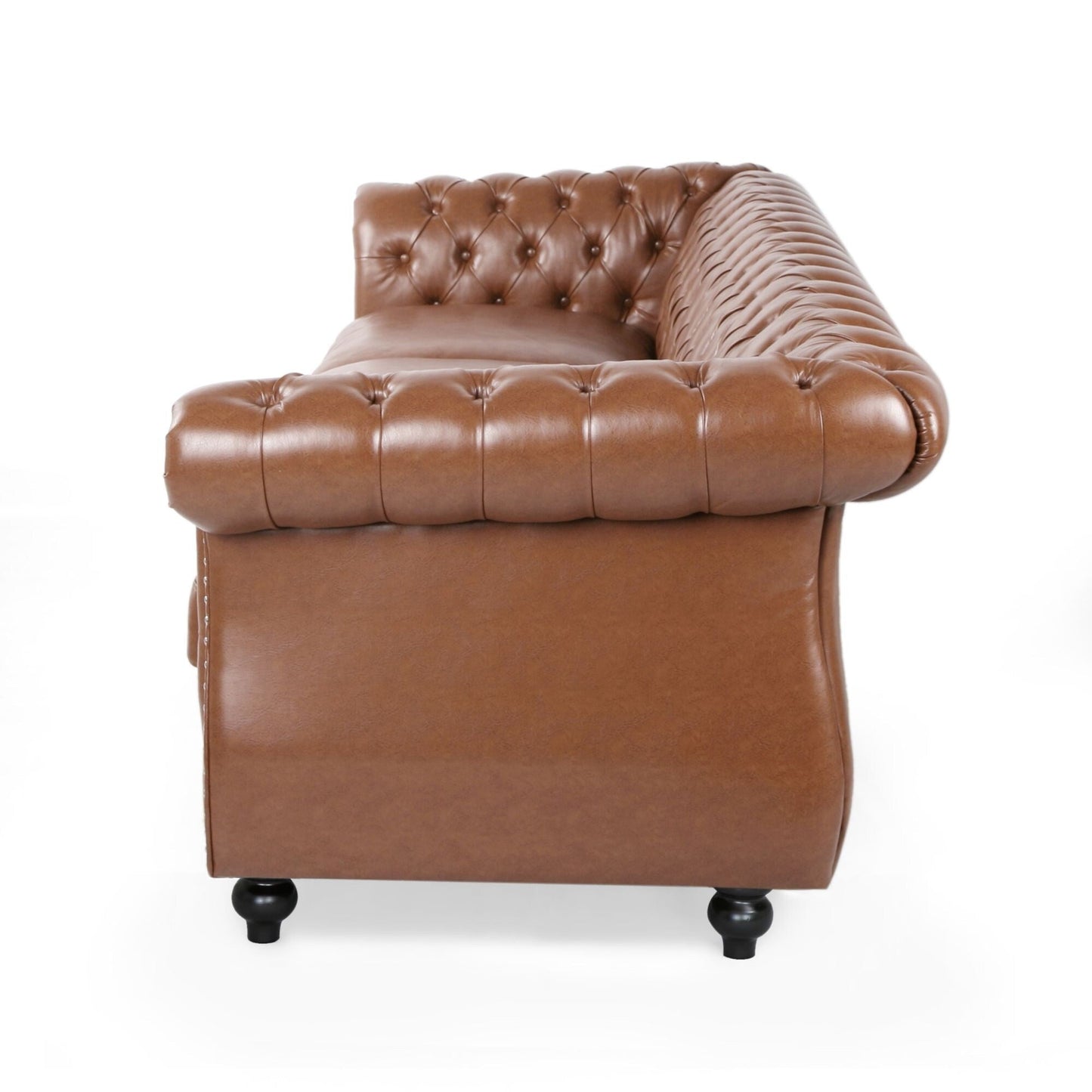 Divano Chesterfield Cognac 84.75 imbottito con bottoni, 3 posti, borchie e gambe in legno per soggiorno