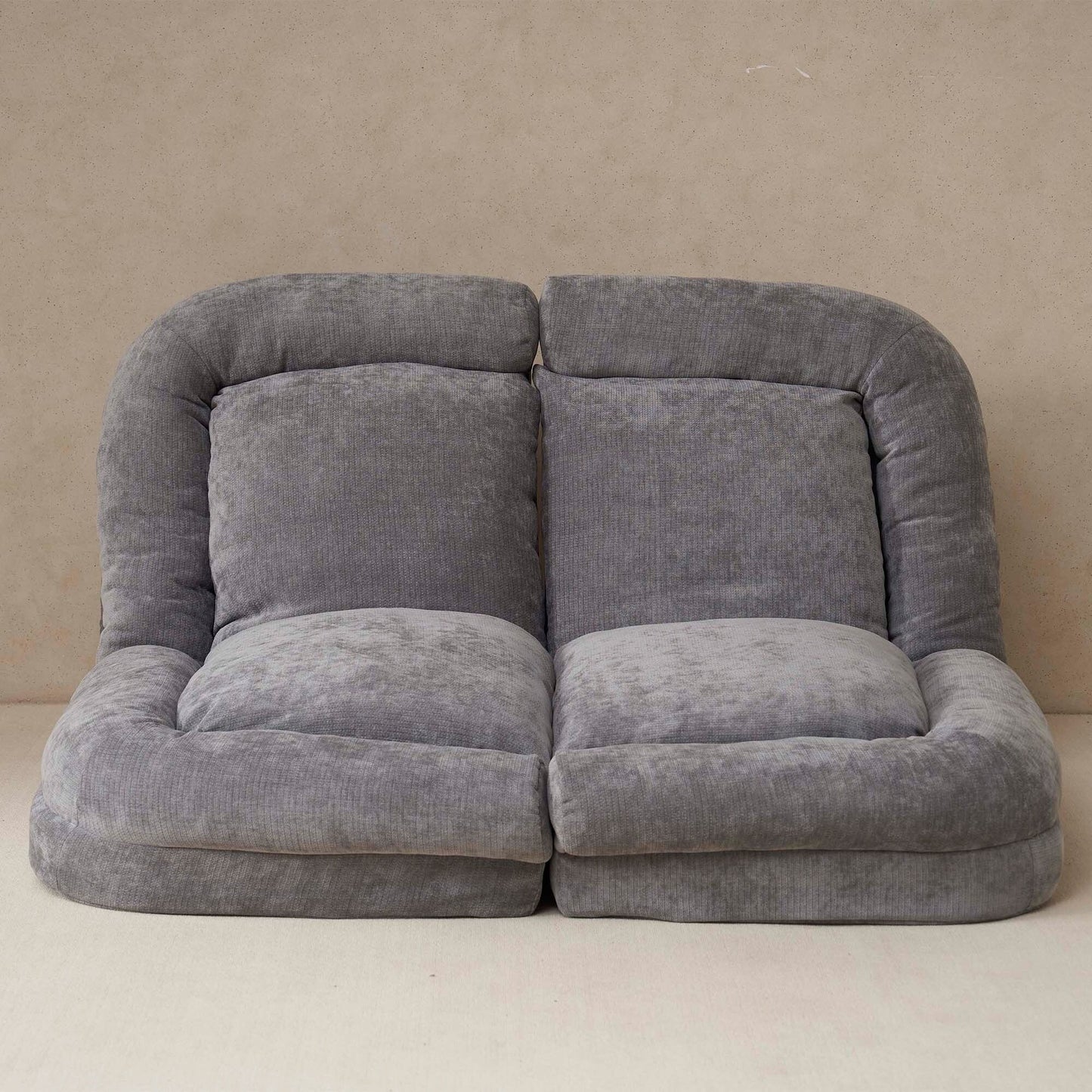 Divano letto matrimoniale trasformabile con funzione pieghevole per opzioni versatili di seduta e riposo