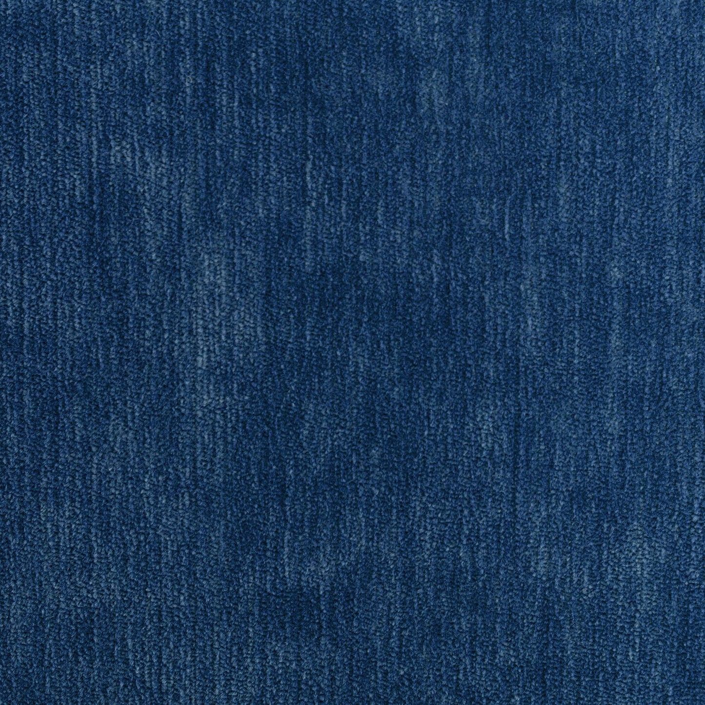 Divano componibile a L in velluto con poggiapiedi mobile e gambe in metallo dorato per soggiorno