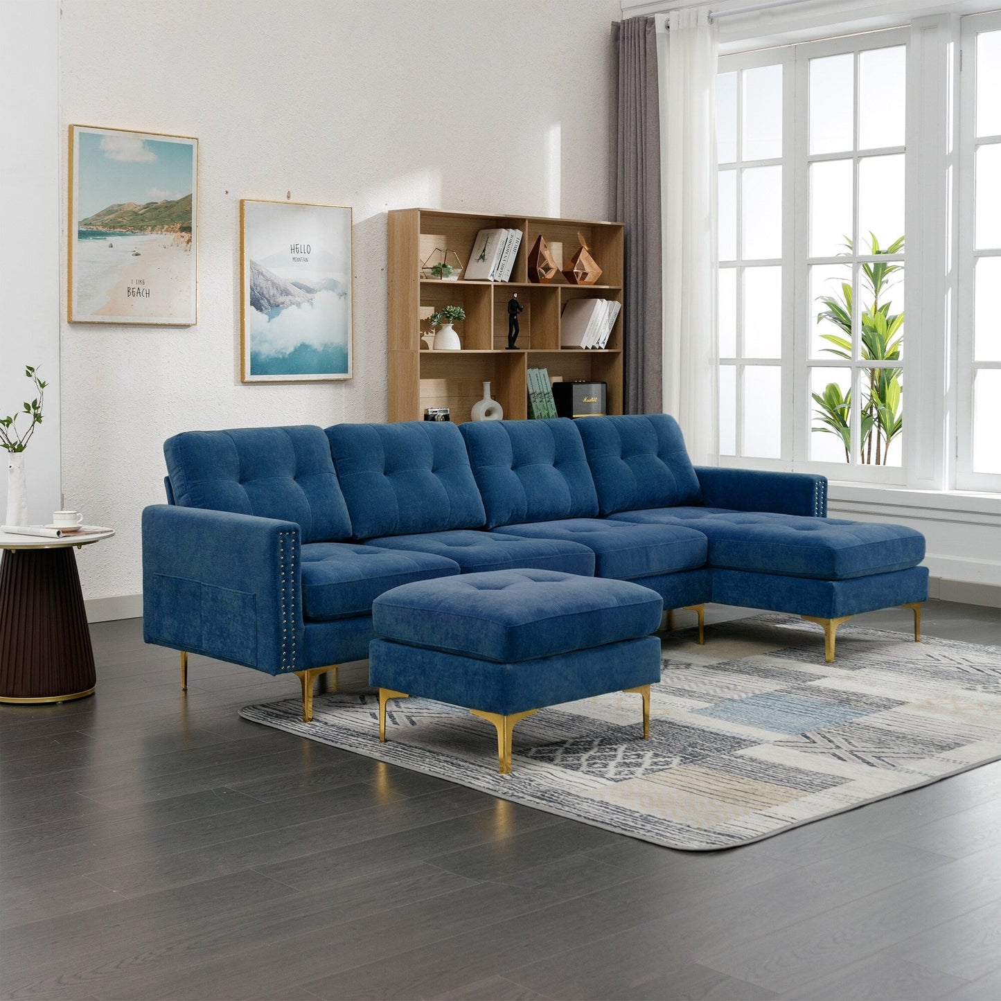 Divano componibile a L in velluto con poggiapiedi mobile e gambe in metallo dorato per soggiorno