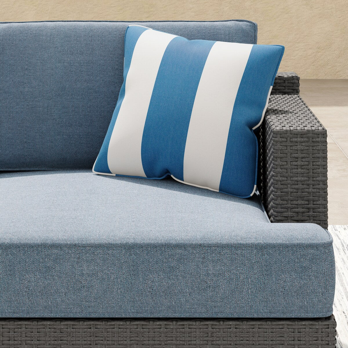 Set da conversazione in vimini da 5 pezzi Corvus Ancud con cuscino Sunbrella e cuscini Sunbrella