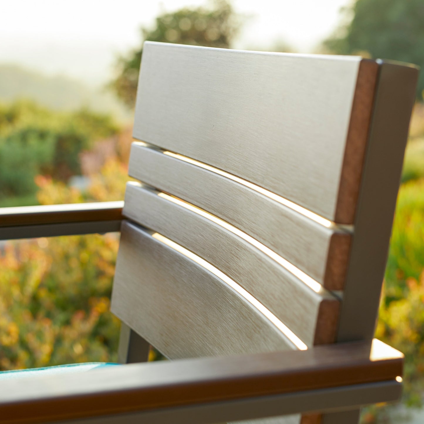 Set da bar per esterni Corvus Jasmine da 5 pezzi con cuscini Sunbrella