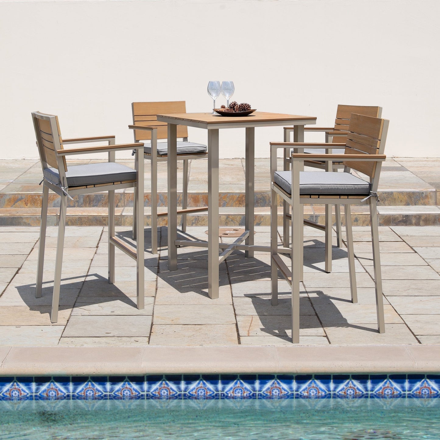 Set da bar per esterni Corvus Jasmine da 5 pezzi con cuscini Sunbrella