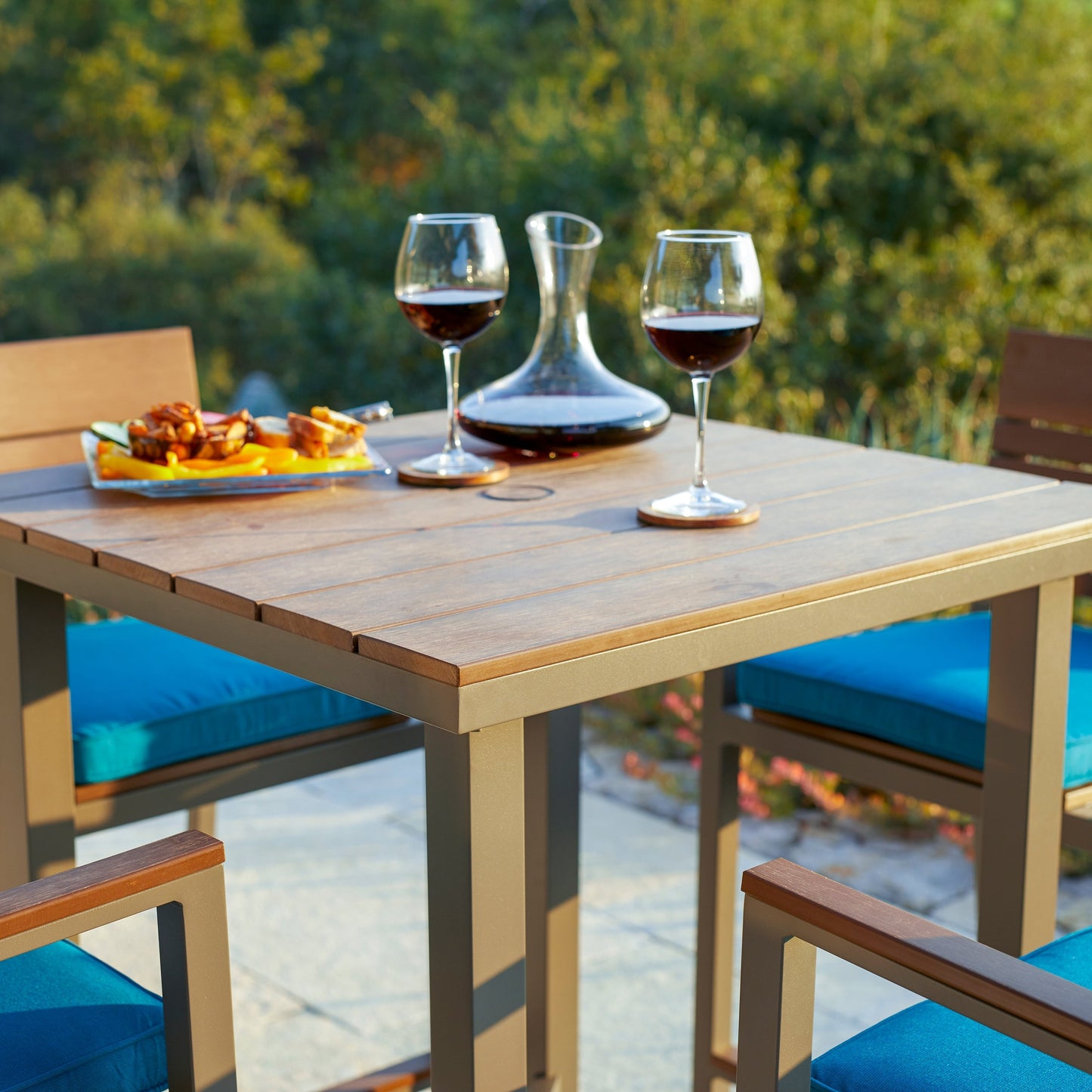 Set da bar per esterni Corvus Jasmine da 5 pezzi con cuscini Sunbrella