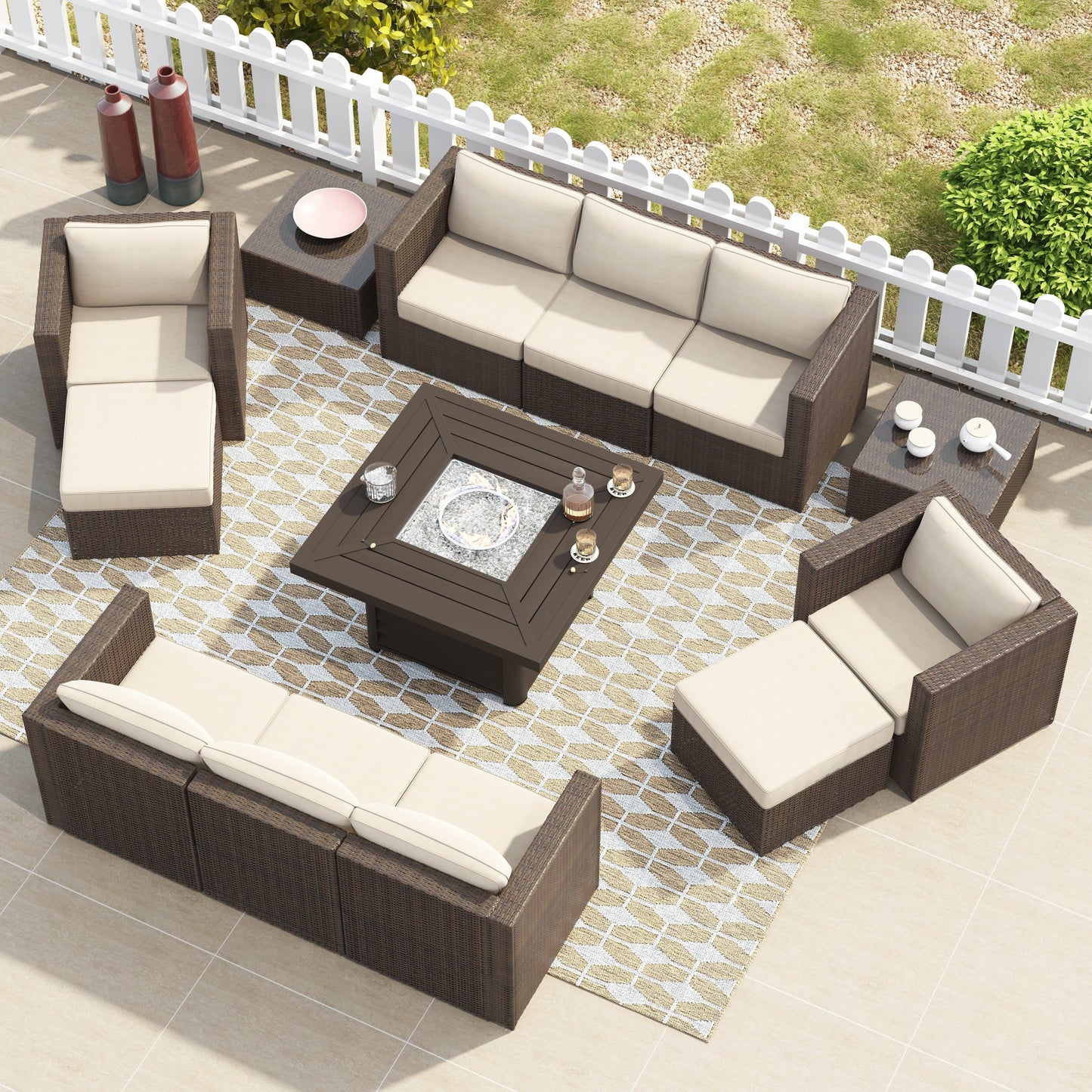 Set di mobili da giardino componibili in vimini intrecciato Corvus Trey da 13 pezzi con tavolo da fuoco