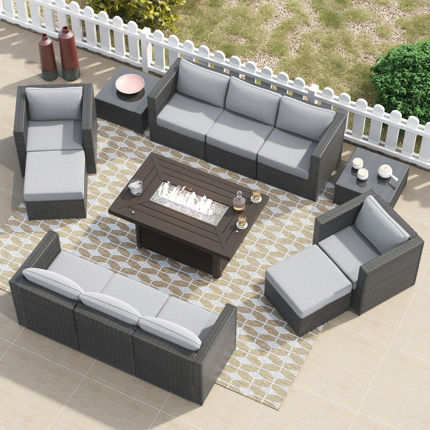 Set di mobili da giardino componibili in vimini intrecciato Corvus Trey da 13 pezzi con tavolo da fuoco