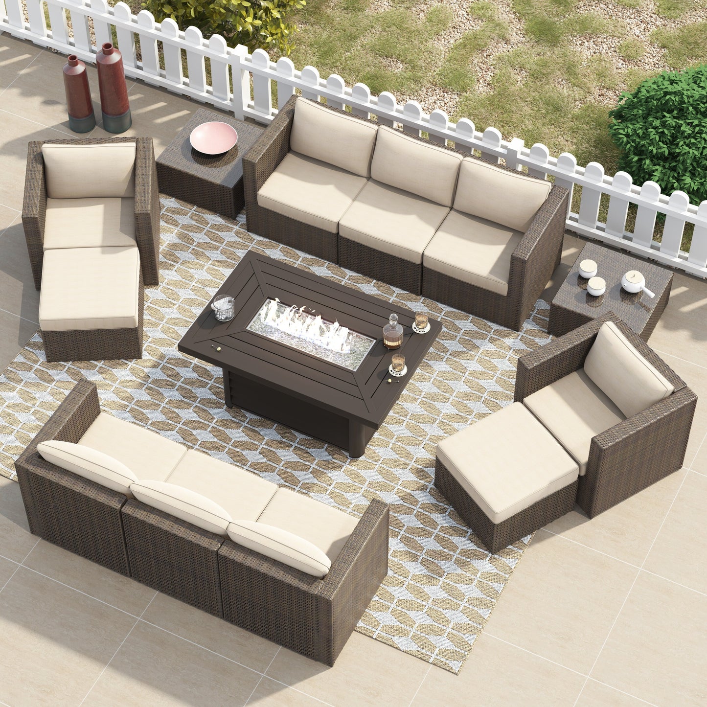 Set di mobili da giardino componibili in vimini intrecciato Corvus Trey da 13 pezzi con tavolo da fuoco