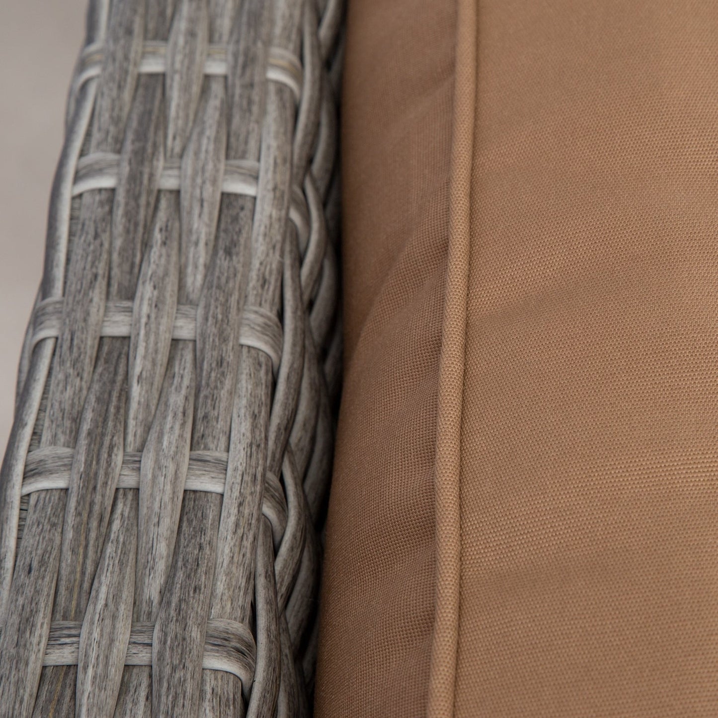 Set da conversazione con sedia a dondolo girevole da giardino in vimini Cozywor da 3 pezzi